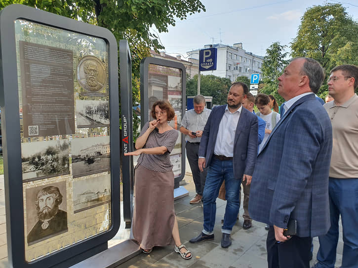 В Екатеринбурге открыли уличную экспозицию «Семь эпох промышленности и предпринимательства»