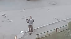 В Екатеринбурге задержали мужчину, гулявшего по улице с оружием