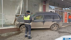 В Первоуральске автомобиль въехал в магазин «Кировский»