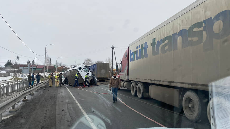 На 60 км трассы Екатеринбург — Шадринск — Курган столкнулись грузовики Mercedes и Daf