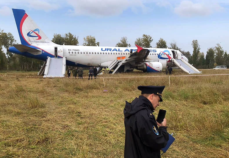 Самолет "Уральских авиалиний", севший в поле под Новосибирском