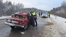 В Екатеринбурге ВАЗ столкнулся с Nissan, два человека погибли
