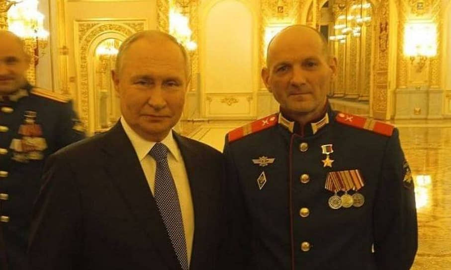 На церемонии награждения - президент России Владимир Путин (слева) и Герой России Дмитрий Еремин (справа).