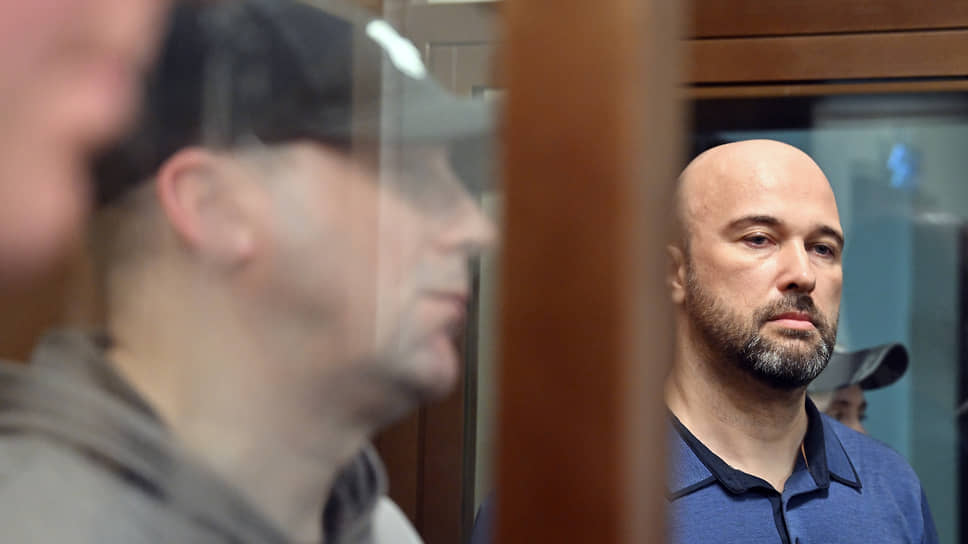 Оглашение приговора в Симоновском суде Москвы Дмитрию Мазурову (справа) и его сообщнику Александру Курилову (слева)