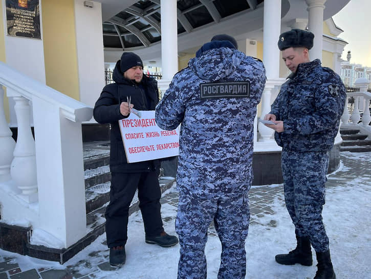 Дмитрий Бахтин вышел на пикет возле здания полномочного представителя президента России в УрФО с просьбой к Владимиру Путину