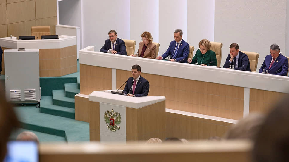 Губернатор Дмитрий Артюхов во время пленарного заседания Совета Федерации