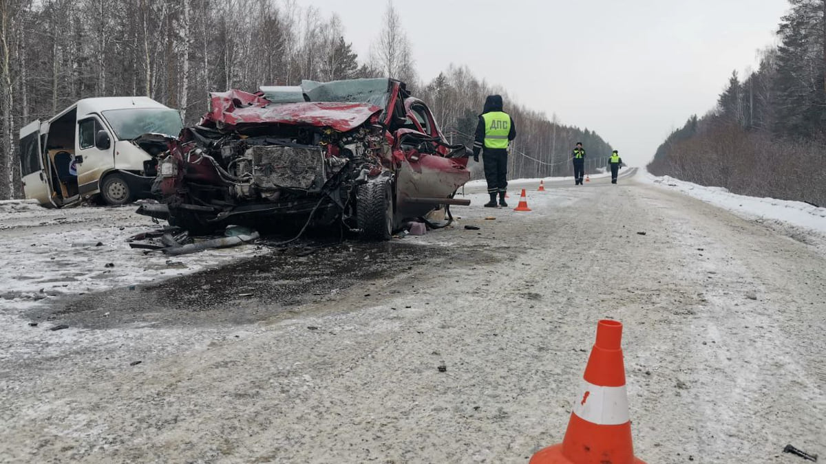 На свердловской трассе в ДТП с микроавтобусом погибли два человека –  Коммерсантъ Екатеринбург