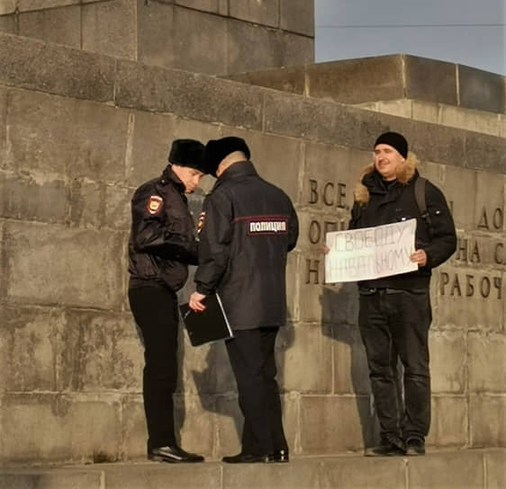 Житель Первоуральска на пикете в поддержку Алексея Навального 27 октября 2022 года