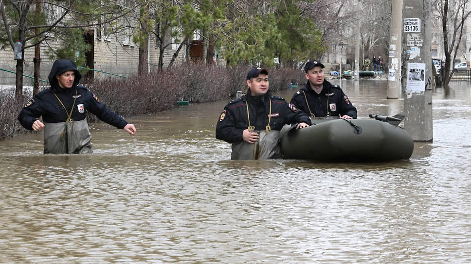 Сотрудники полиции в зоне затопления во время эвакуации жителей Орска