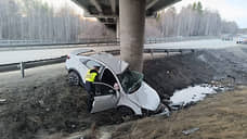 На трассе Екатеринбург-Серов водитель легковушки въехал в опору моста и погиб
