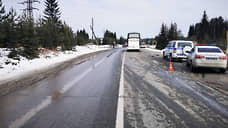 На свердловской трассе грузовик во время аварии отбросило в опору газопровода