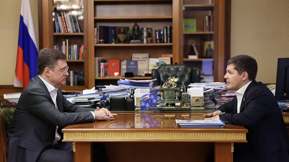 Губернатор Ямало-Ненецкого автономного округа Дмитрий Артюхов (справа) во время встречи с вице-премьером Александром Новаком