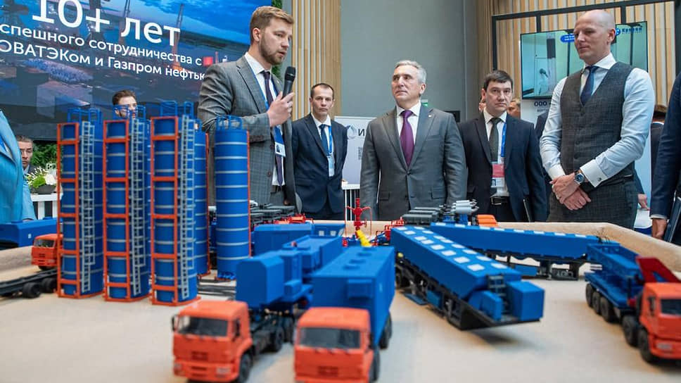Губернатор Тюменской области Александр Моор (посередине) прибыл на выставку оборудования и технологических разработок для нефтегазового комплекса