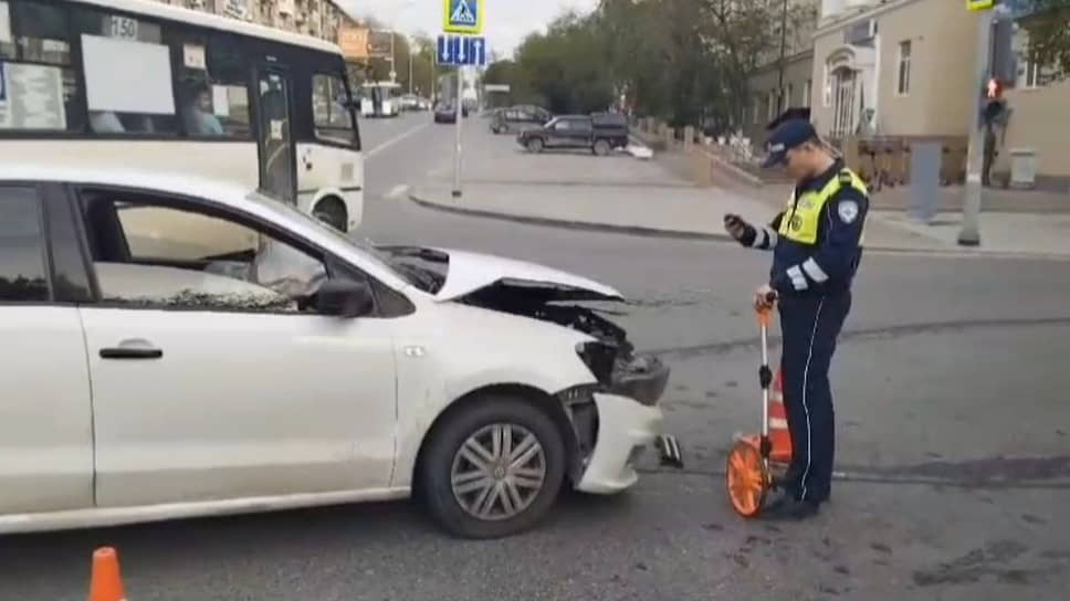 В Екатеринбурге на ул. Комсомольская, 104 произошло ДТП, в котором пострадали три человека, в том числе — два несовершеннолетних пассажира.
