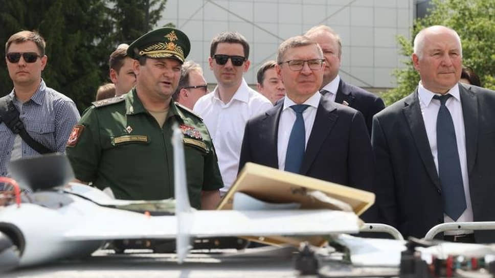 Владимир Якушев (в центре) посетил в Верхней Пышме выставку трофейного вооружения и военной техники стран НАТО