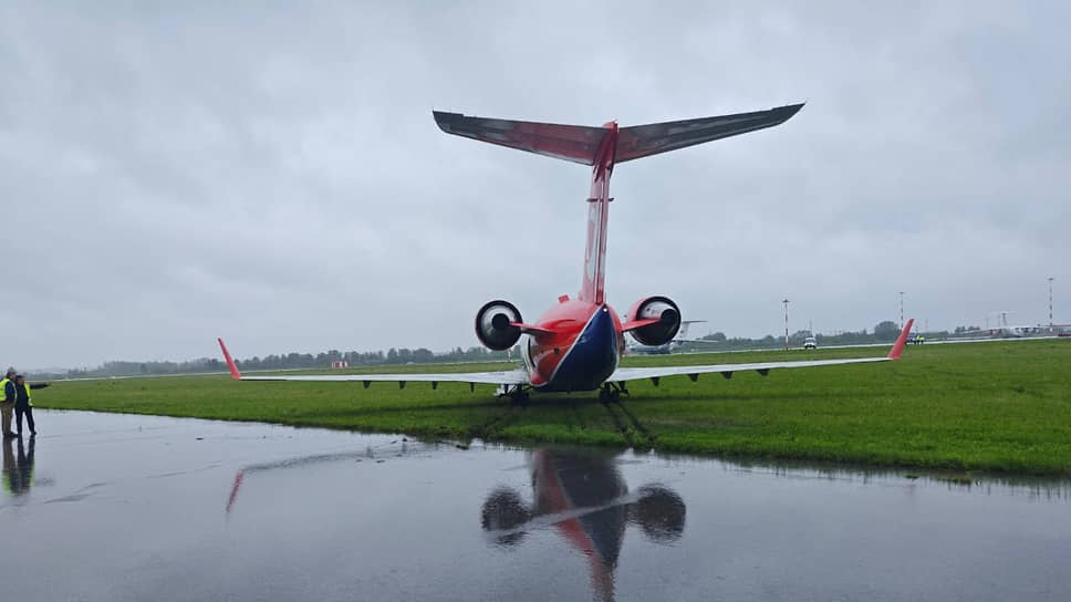 В Кольцово самолет выкатился за пределы взлетно-посадочной полосы