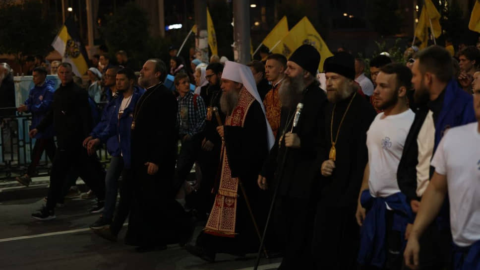 В Екатеринбурге крестным ходом ночью прошли около 45 тыс. верующих