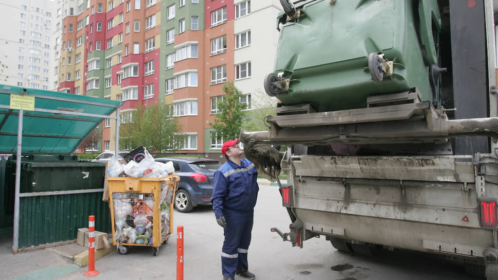 Власти Свердловской области сообщили о нормализации ситуации с вывозом мусора в муниципалитетах до 21 июля включительно.