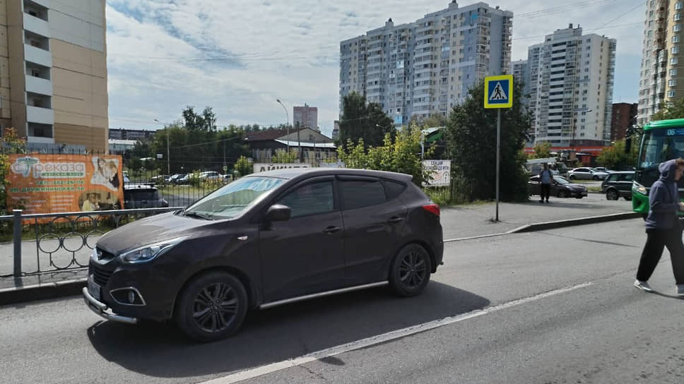 В Екатеринбурге водитель Hyundai ix35 сбила 10-летнюю девочку на пешеходном переходе на ул. Билимбаевская, 28