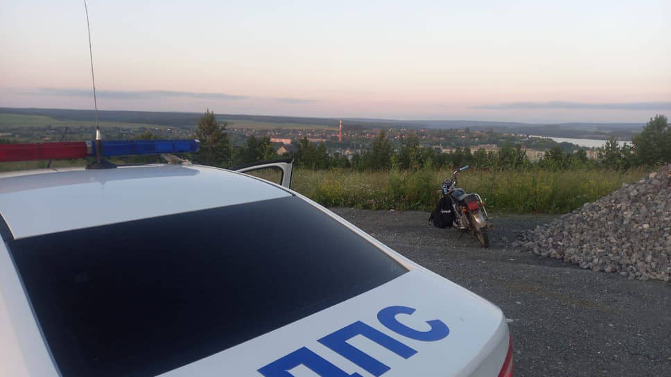 В Свердловской области сотрудник ДПС остановили 14-летнего водителя мопеда, который ехал в гости к дедушке