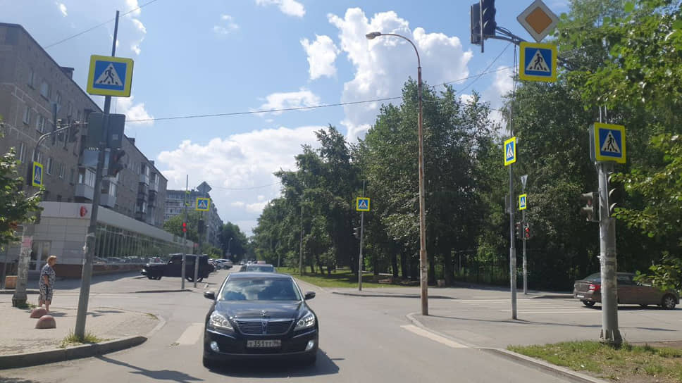 В Екатеринбурге водитель Hyundai Equus сбил 8-летнюю девочку, которая переходила дорогу по пешеходному переходу на ул. Новаторов, 10 на красный свет