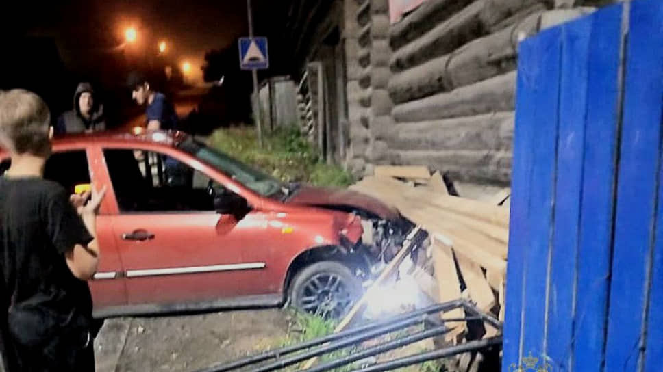 В Свердловской области водитель Lada Kalina потерял управление на большой скорости и врезался в жилой дом по ул. Рабочей Молодежи, 42 в поселке Староуткинск