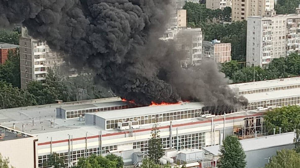 Пожар на территории завода в Екатеринбурге