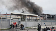 В Екатеринбурге у здания загоревшегося цеха с химпродукцией обрушилась крыша