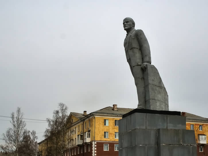 Памятник Ленину на площади Победы в Ревде до демонтажа