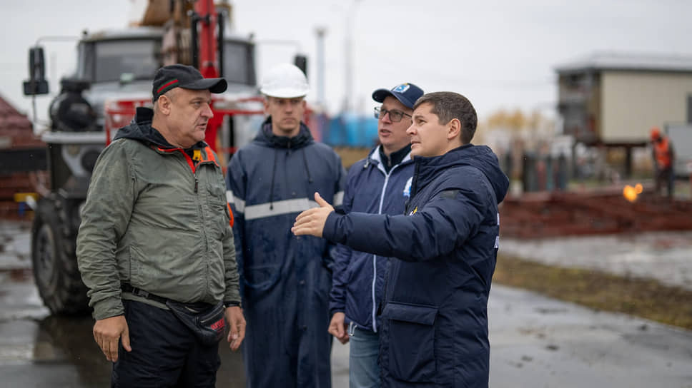 Губернатор Дмитрий Артюхов (справа) посетил стройплощадки в Салехарде