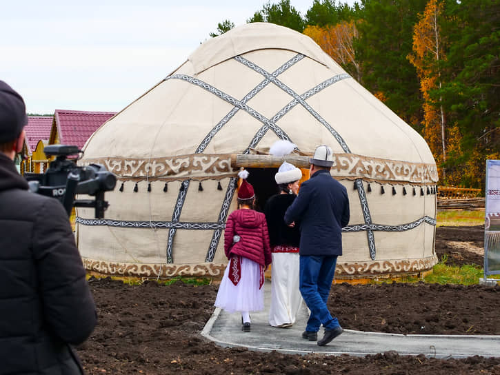 Церемония открытия этнокультурного юрточного городка на территории загородного клуба «Белая лошадь»