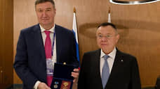 Файзуллин наградил уральского застройщика знаком «Почетный строитель России»
