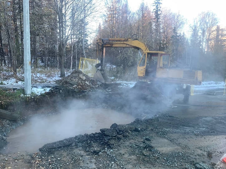 В Новоуральске прорвало магистральный трубопровод с горячей водой