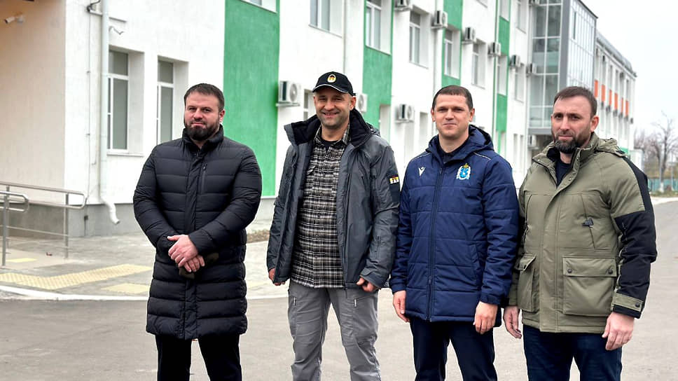 Полпред УрФО Артем Жога (второй на фото) во время деловой поездки в Волноваху