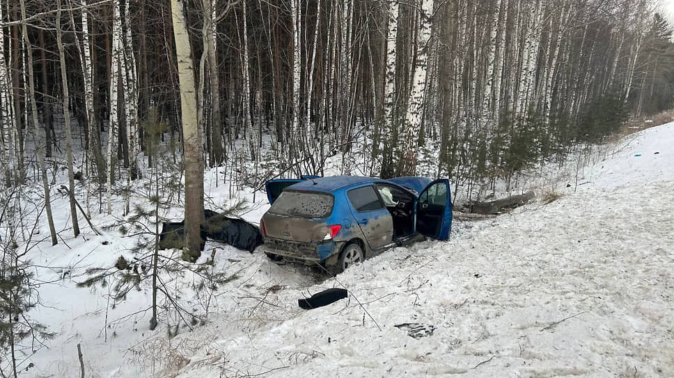 Автомобиль Peugeot съехал в кювет и врезался в дерево в Тюменском районе