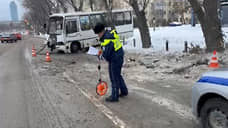 В Екатеринбурге пассажирский автобус попал в ДТП, четыре человека пострадали