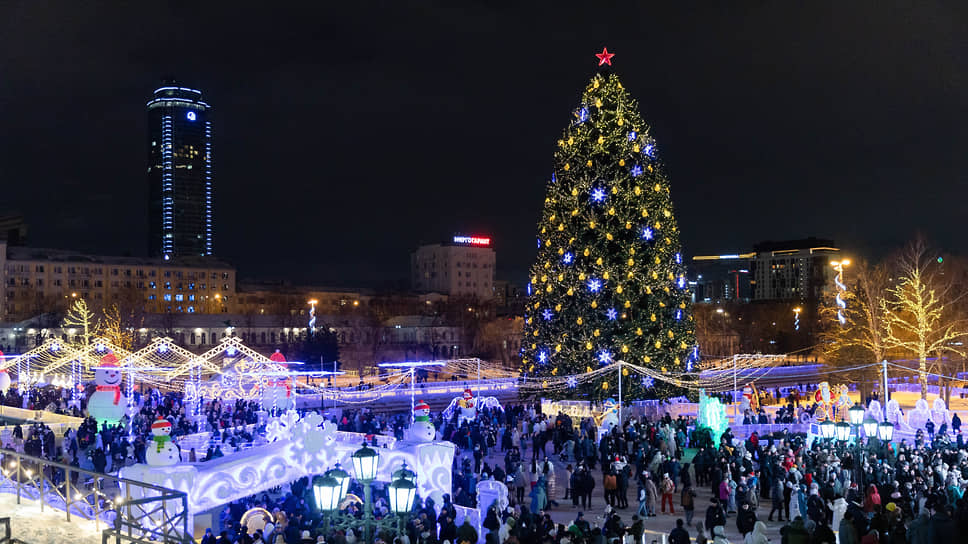 Жители города в ледовом городке в Историческом сквере