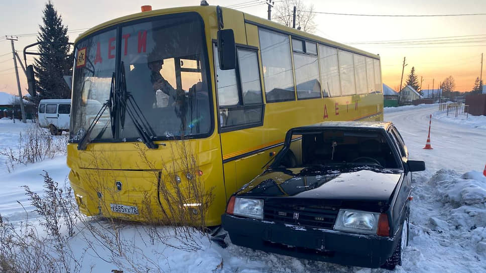 14-летний водитель без прав на ВАЗ-2108 врезался в школьный автобус в поселке Винзили Тюменской области.