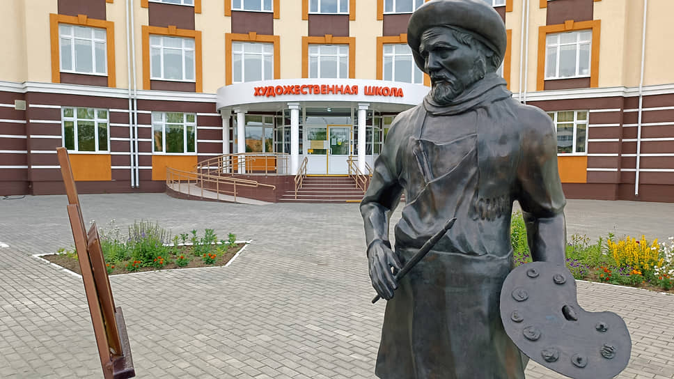 Скульптура "Художник" у здания художественной школы 