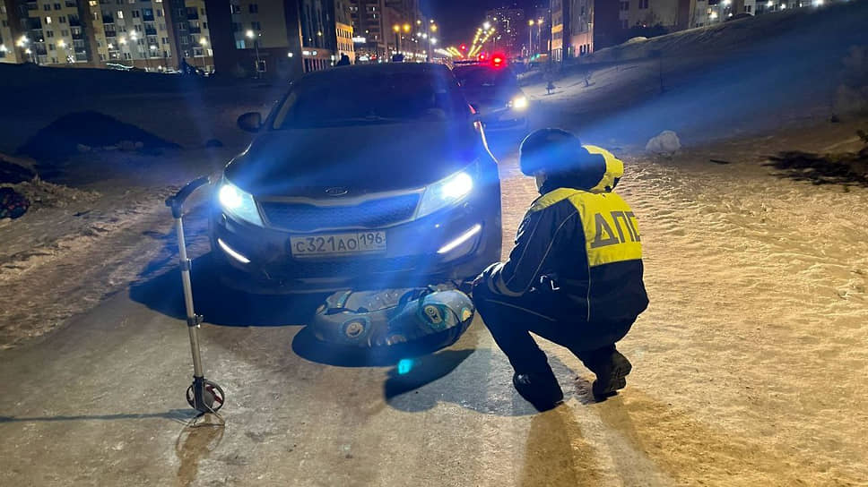 В Екатеринбурге две восьмилетние девочки попали под машину, катаясь на тюбингах