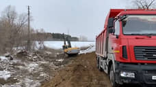 В Ишиме начали возводить насыпи для защиты от паводка