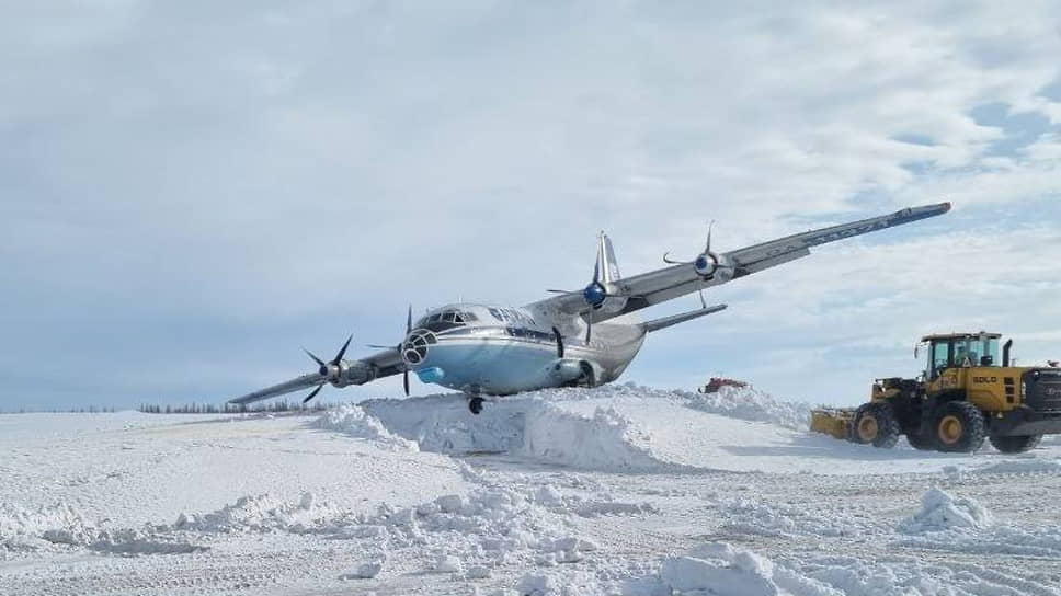 Опрокинувшийся Ан-12 