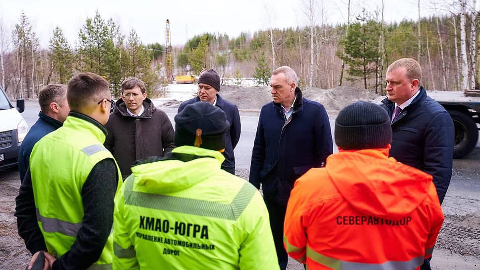 Губернатора ХМАО Руслан Кухарук (второй справа) и бывший глава Пыть-Яха Дмитрий Горбунов (первый справа)