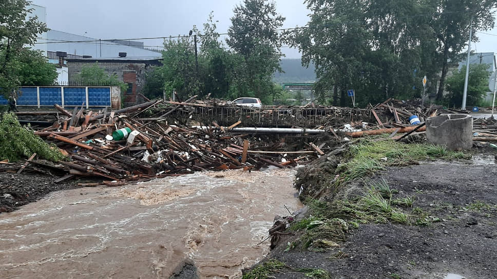 Последствия паводка в городе Нижние Серги