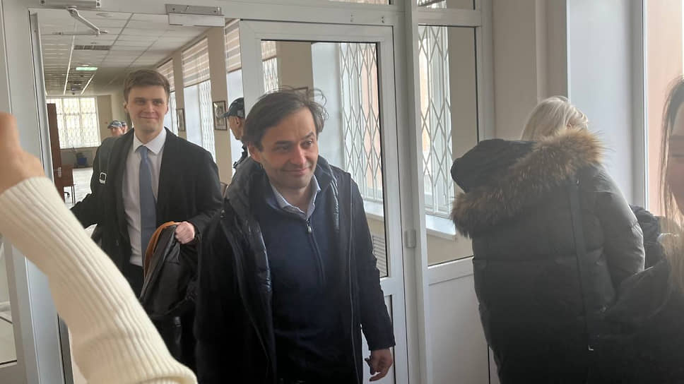 Насими Мамедов (в центре), обвиняемый в убийстве бизнесмена Алексея Зубакина в 2000 году