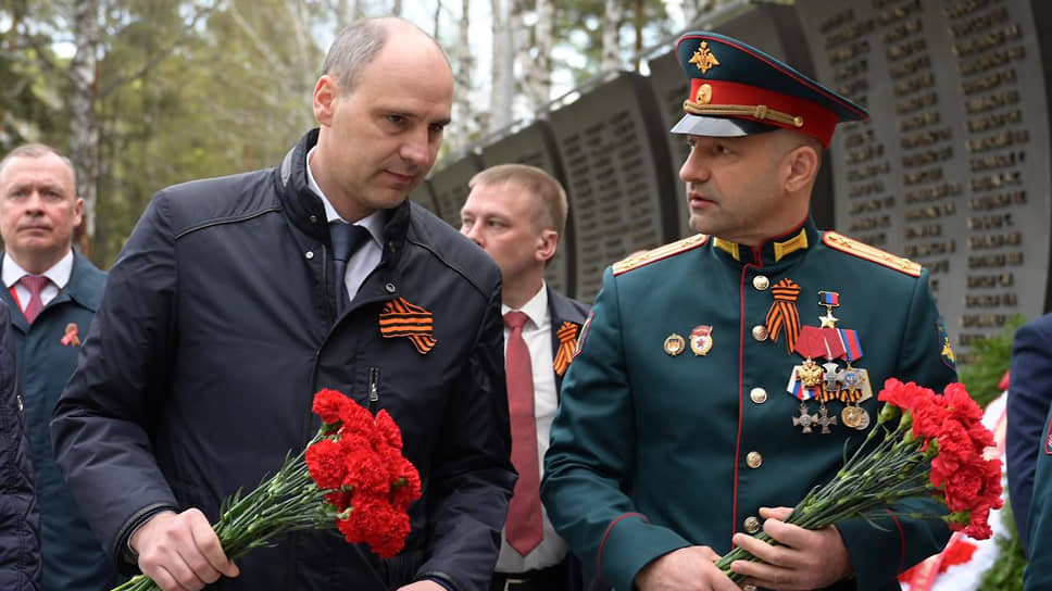 Цветы к Вечном огню возложили врио губернатора Денис Паслер (слева) и полпред президента в УрФО Артем Жога (справа)