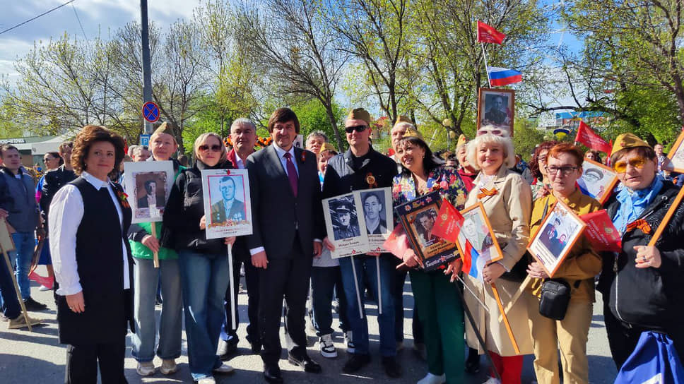 Глава Тюмени Максим Афанасьев (в центре) с участниками акции &quot;Бессмертный полк&quot;