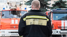 В Екатеринбурге у Макаровского моста произошел пожар в двухэтажном доме