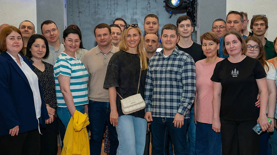 Дмитрий Артюхов (третий справа)