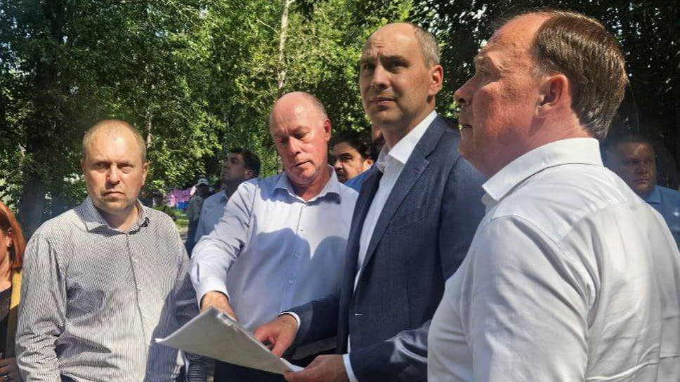 Врио губернатора Свердловской области Денис Паслер (второй справа) во время осмотра участка набережной рек Исети и Ольховки